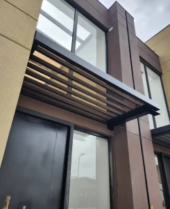 Pergola de entrada a una casa